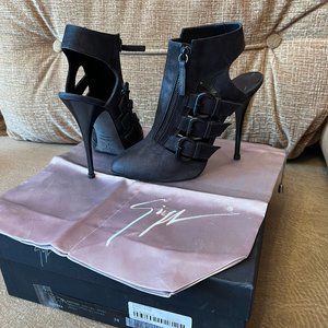 GIUSEPPE ZANOTTI Vero Cuoio Nubuck Leather , 3 Buckles Slingback Grey 38